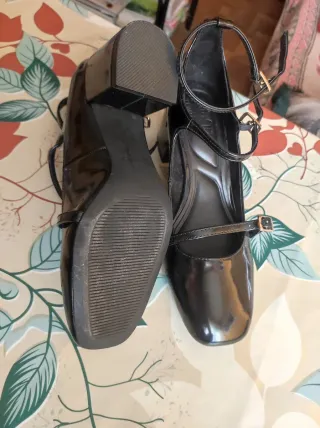 Zapatos charol tacón ancho negros
