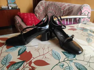 Zapatos charol tacón ancho negros