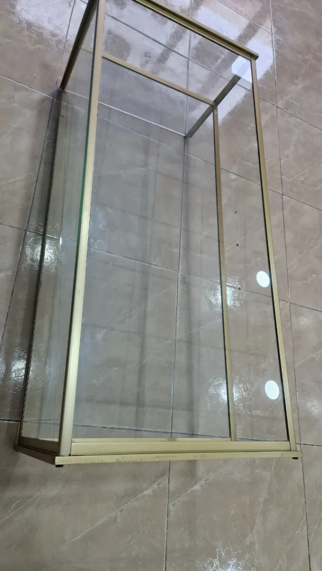 Misa de cristal dorada