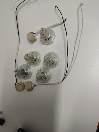 Lote 5 Focos 220v,2,6 w,2700 K y tres casquillos.