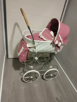 Carrito de bebé para niñas rosa y blanco.