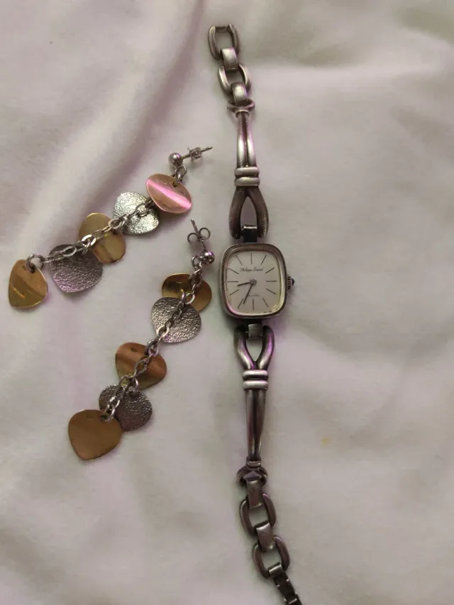 Lote de bijuterias antigas: brincos e relógio