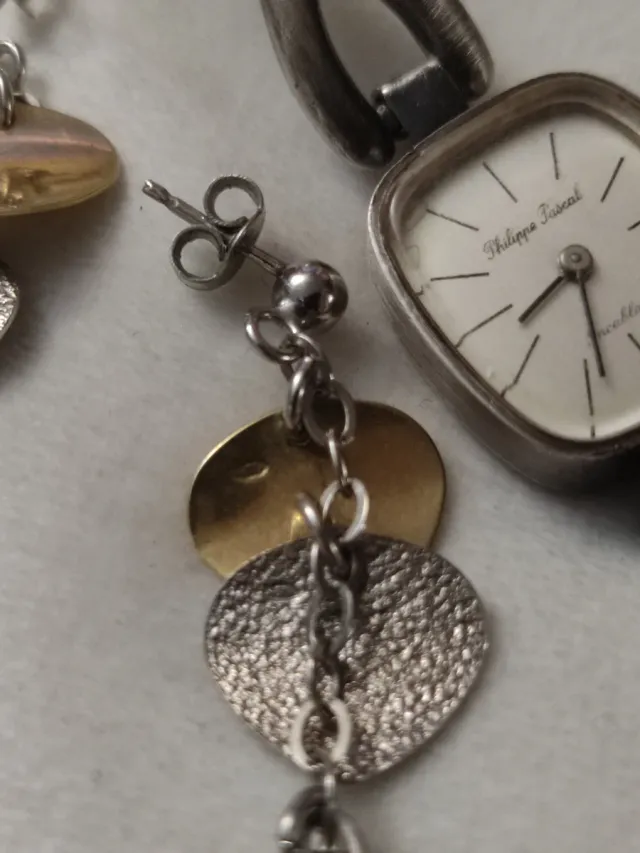 Lote de bijuterias antigas: brincos e relógio