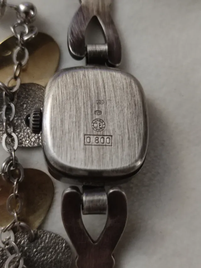 Lote de bijuterias antigas: brincos e relógio