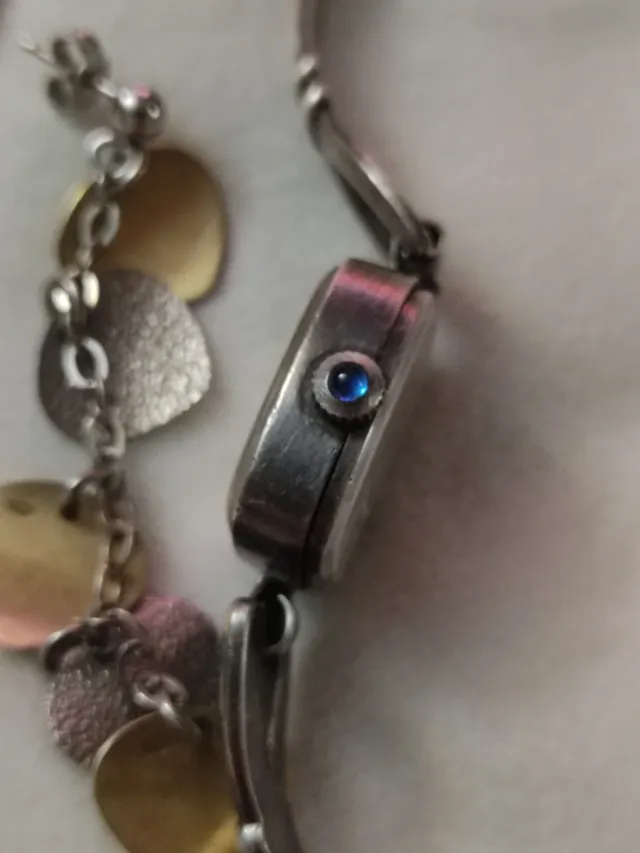 Lote de bijuterias antigas: brincos e relógio