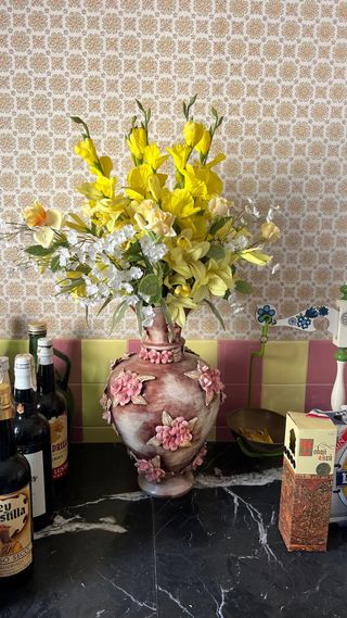 Jarrón antiguo de porcelana con flores