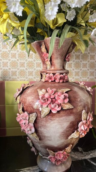 Jarrón antiguo de porcelana con flores