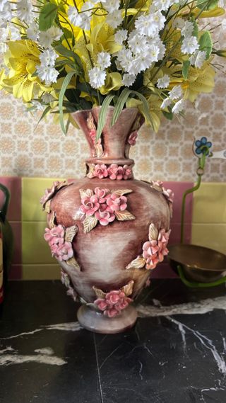 Jarrón antiguo de porcelana con flores