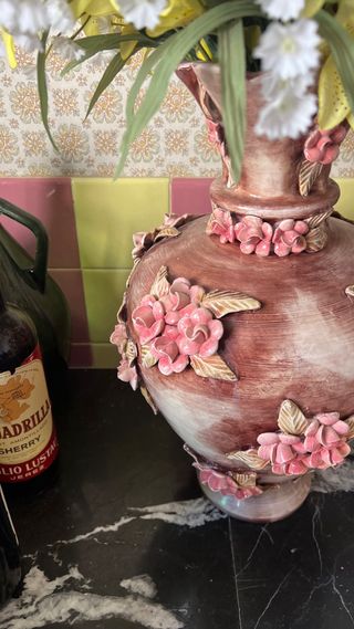 Jarrón antiguo de porcelana con flores