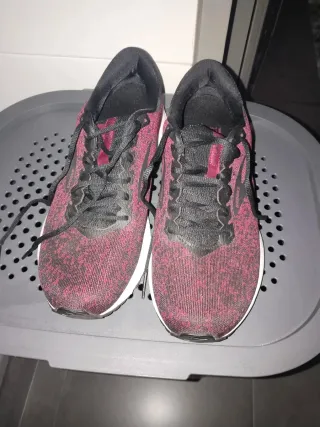 Deportivas Brooks Negras y Rojas