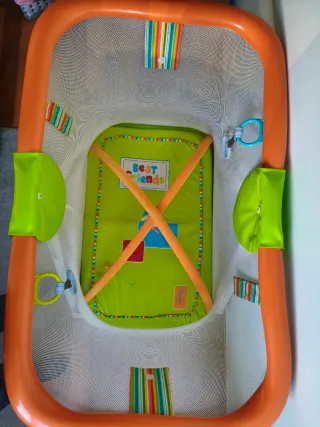 Parque infantil con colchoneta y arco