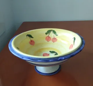 Frutero de cerámica con cerezas