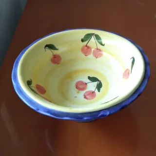 Frutero de cerámica con cerezas