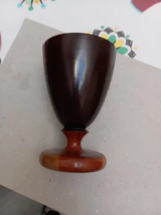 Cáliz de madera oscuro