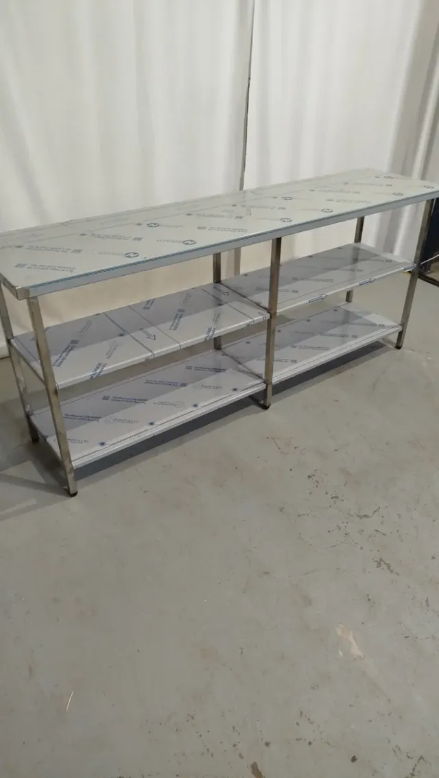 Mesa de acero inoxidable con estantes