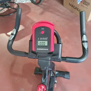 Bicicleta Estática Negra y Roja