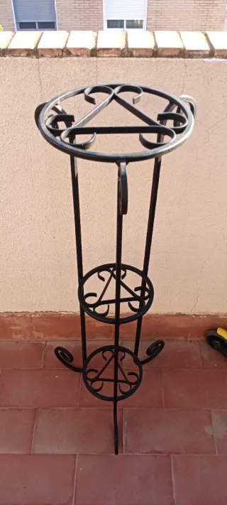 Rinconera metálica negra