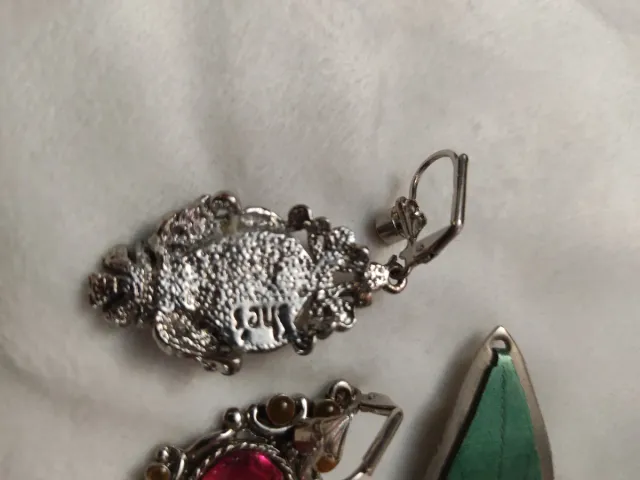 Lote de bijuterias antigas: brincos e broche