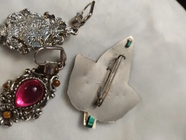 Lote de bijuterias antigas: brincos e broche