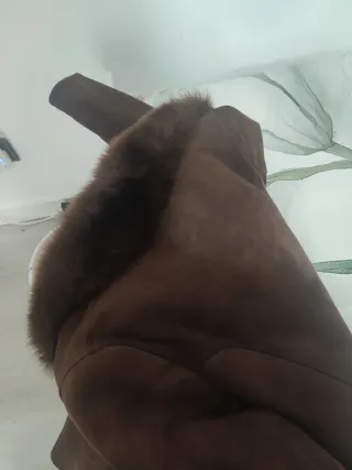 Abrigo de mujer marrón con cuello de pelo