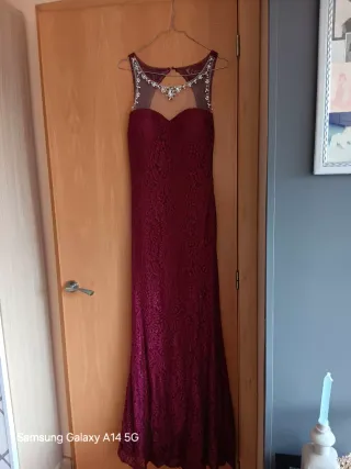 Vestido de fiesta burdeos con pedrería