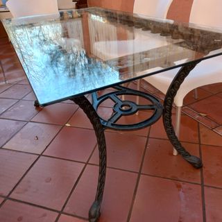 Mesa de forja y cristal
