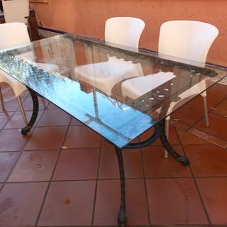 Mesa de forja y cristal