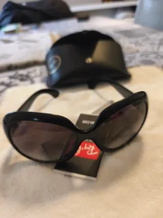 Occhiali da sole Ray-Ban neri e marroni