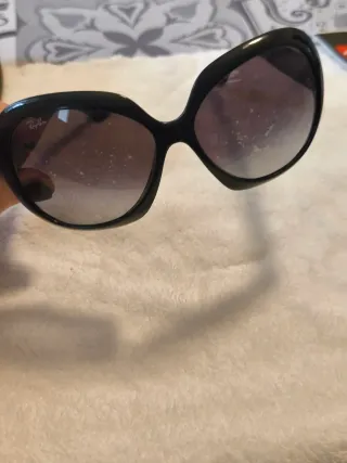 Occhiali da sole Ray-Ban neri e marroni