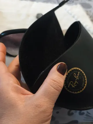 Occhiali da sole Ray-Ban neri e marroni