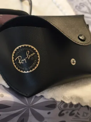 Occhiali da sole Ray-Ban neri e marroni
