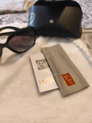 Occhiali da sole Ray-Ban neri e marroni