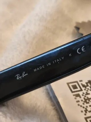 Occhiali da sole Ray-Ban neri e marroni