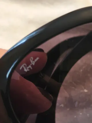 Occhiali da sole Ray-Ban neri e marroni