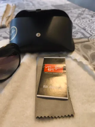 Occhiali da sole Ray-Ban neri e marroni