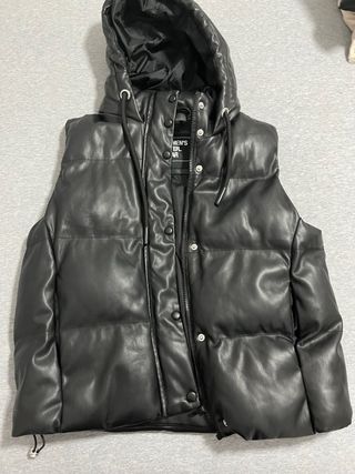 Chaleco acolchado negro con capucha