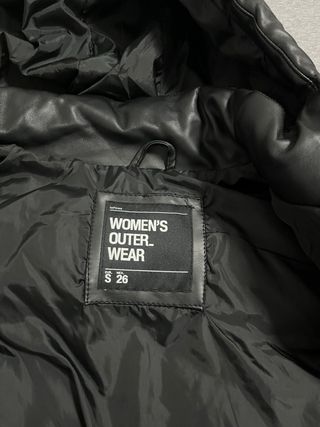 Chaleco acolchado negro con capucha