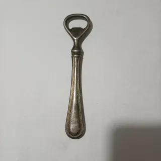 Abrebotellas de metal plateado