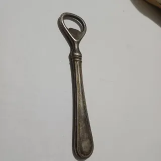 Abrebotellas de metal plateado