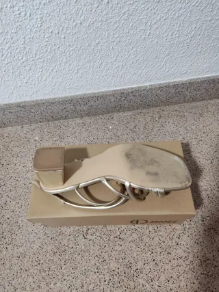 Sandalias doradas tacón bloque talla 40