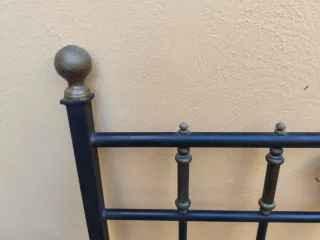 Cabecero de cama de metal negro y dorado