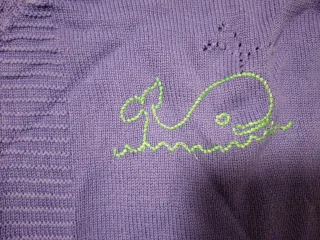 Jersey azul con ballena bordada de la marca Tizzas