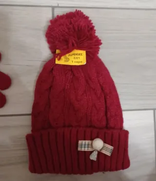 Set cappello e guanti rossi