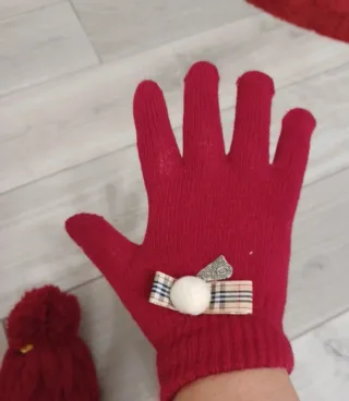 Set cappello e guanti rossi