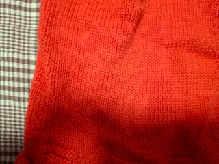 Chaqueta de punto roja para bebé marca Tizzas