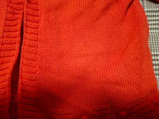 Chaqueta de punto roja para bebé marca Tizzas
