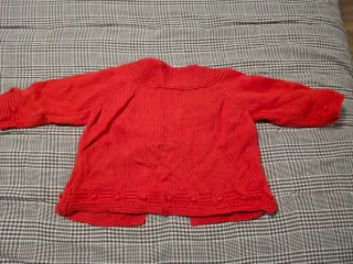 Chaqueta de punto roja para bebé marca Tizzas
