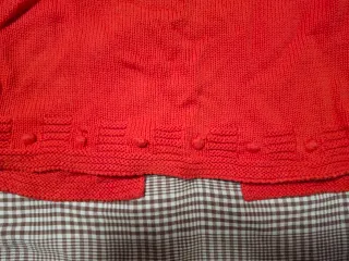 Chaqueta de punto roja para bebé marca Tizzas
