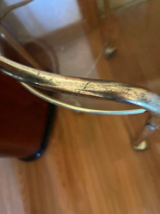 Mesa auxiliar redonda con ruedas