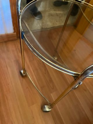 Mesa auxiliar redonda con ruedas